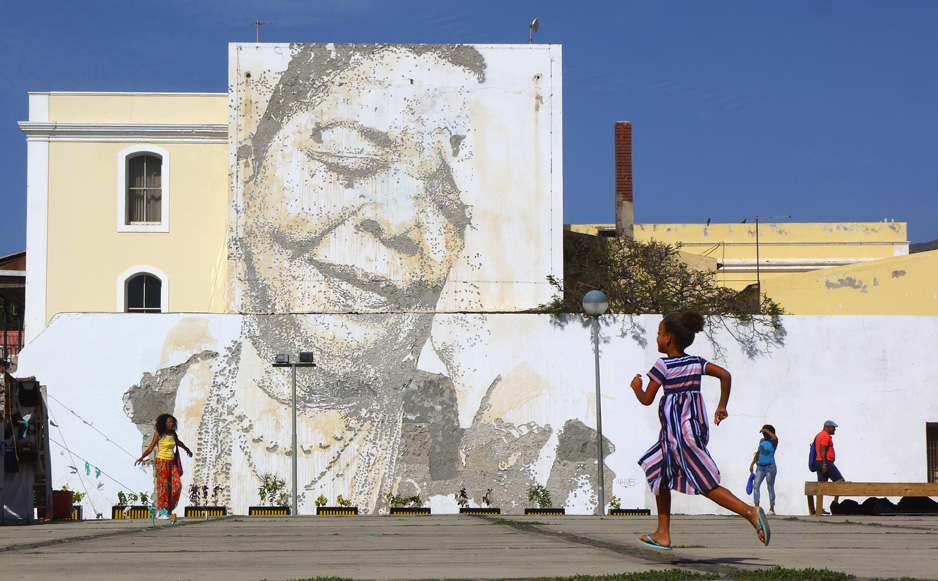 Cesária Évora in Praça D. Luís